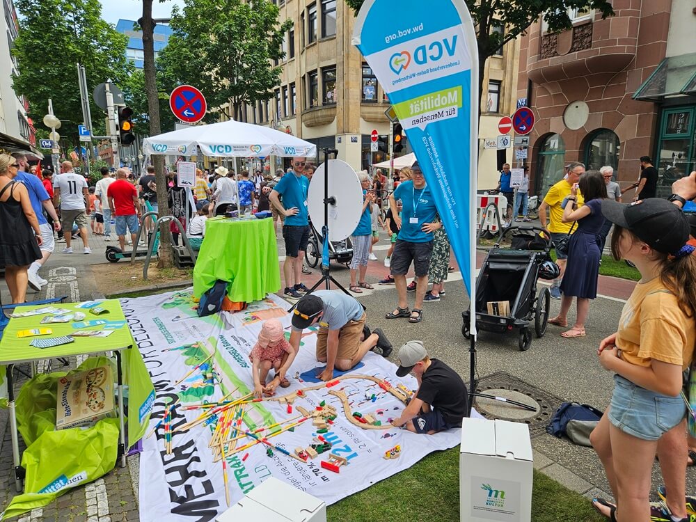 Mitmach-Station Fragespiel zur Mobilität mit kleinen Preisen